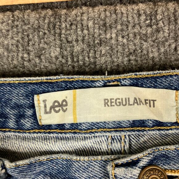 Lee Jeans Mens Size34 Regular Fit Light Wash Distressed StraightLeg DenimVintage - Picture 6 of 9